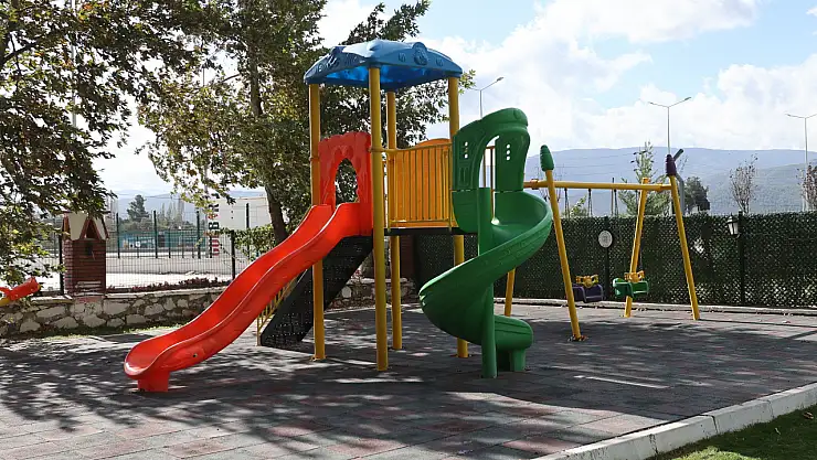 Büyükşehir, 13 İlçede Oyun Alanı ve Peyzaj Donatısını Güçlendiriyor