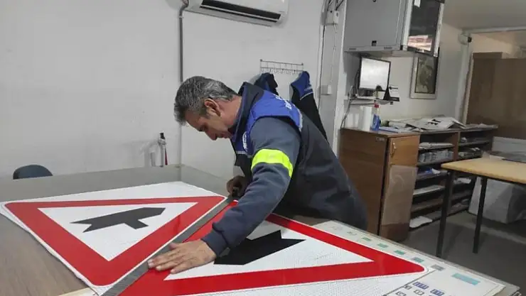 Büyükşehir kendi ürettiği trafik levhalarından 24 Milyon TL tasarruf sağladı