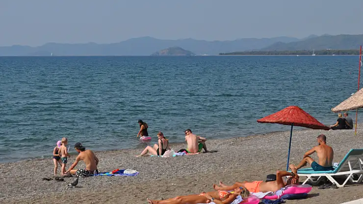 ÇALIŞ SAHİL, YAZ GÜNLERİNİ ARATMIYOR