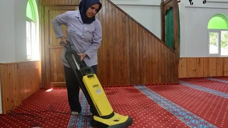 Camiler Belediye Ekiplerince Temizleniyor