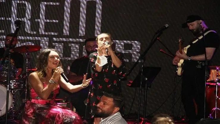 Cerem Onurluer, Down Sendromlu Zeynep'le Düet Yaptı