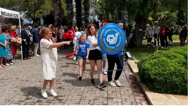 CHP'den çelenk töreni