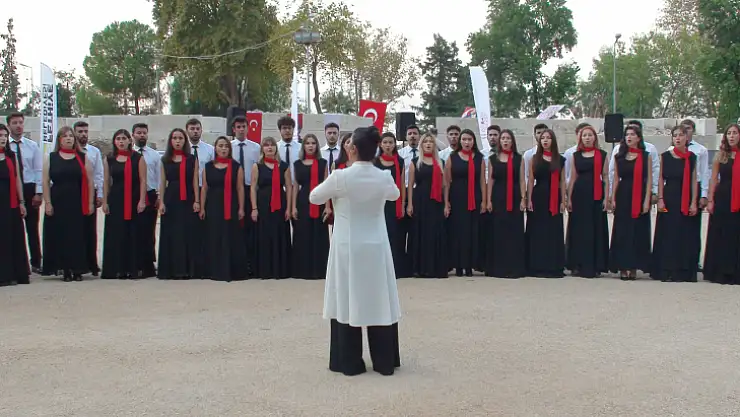 ÇOK SESLİ MÜZİK KORUSU BÜYÜK ALKIŞ TOPLADI