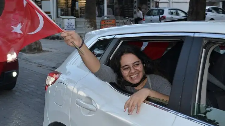 Cumhuriyet konvoyuna yoğun katılım