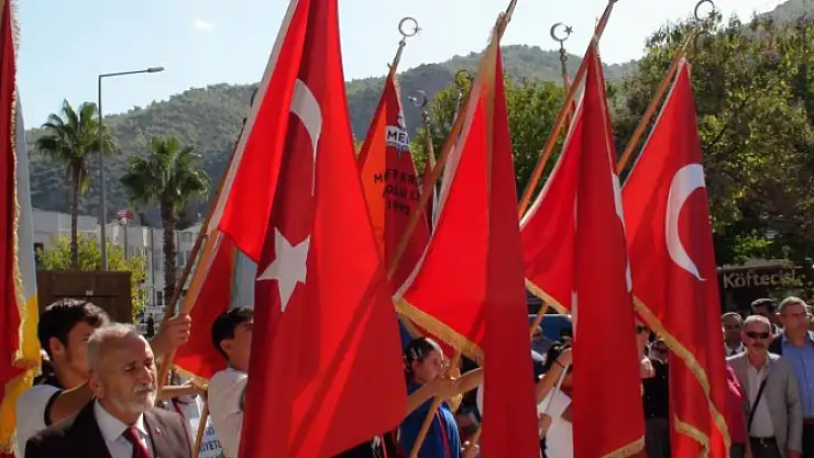 CUMHURİYET MEYDANINA ÇELENK KOYDULAR