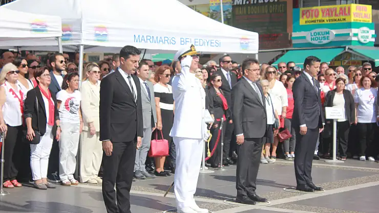 Cumhuriyetin 100.yılında Atatürk büstüne çelenk sunuldu