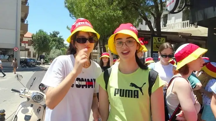 Dans için gelen öğrenciler, tarihi arastayı gezdiler