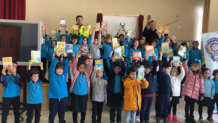 Datça Polisinden Öğrencilere Hacivat-Karagöz Oyunu İle 'Deprem' Bilinci Eğitimi