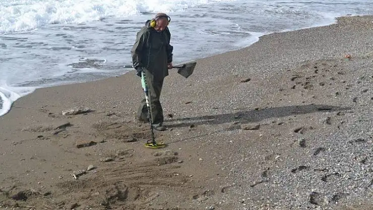 Dedektörlü altın arayıcıları iş başında
