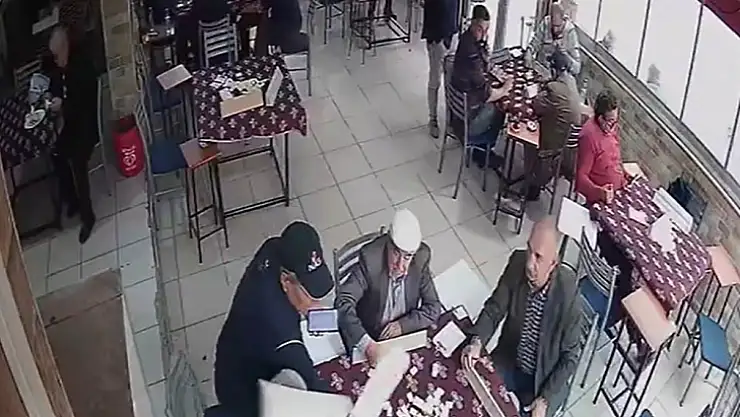 Dedelerin okey masasındaki taş kavgası kıraathaneyi karıştırdı