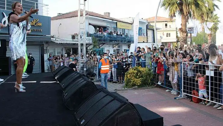 Demet Akalın'dan yangın bölgesinde konser
