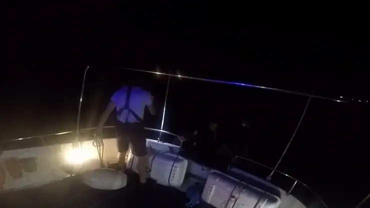 Deniz yüzeyinde yorgun ve bitkin halde bulunan göçmenler kurtarıldı