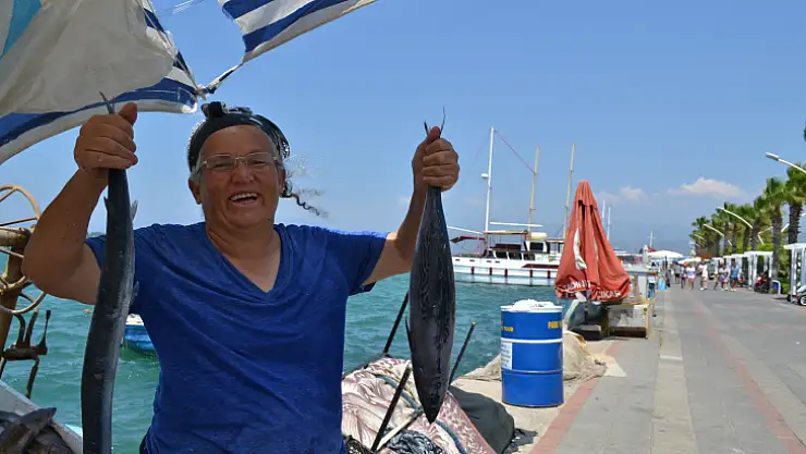 Denizden tuttuğu balıklarla 5 tane çocuk okuttu