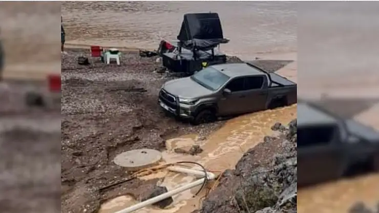 Denize 15 metre mesafede rögar kapağı ve kanalizasyon çukuru ortaya çıktı