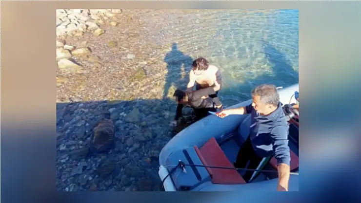 Denize atlayan adamı, basın mensupları kurtardı