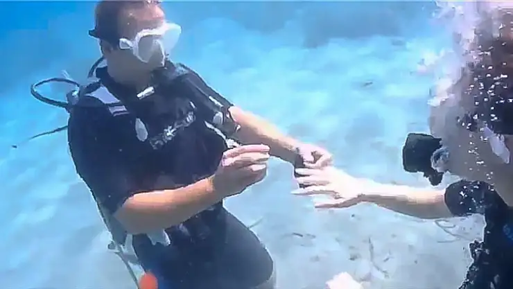 Denizin altında evlenme teklifi