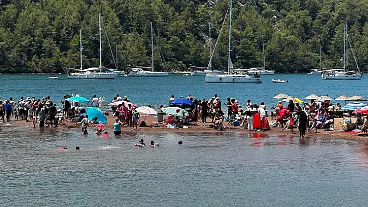 Denizin üzerinde yürümek için sıraya girdiler