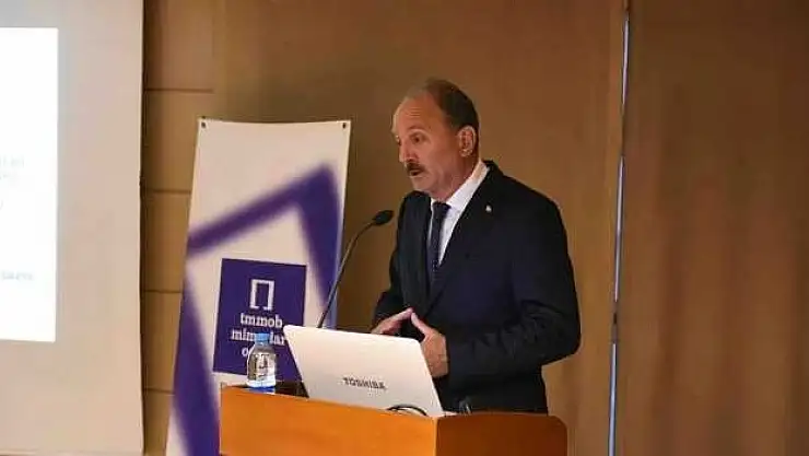 Denizli'de 'Belediyeciliği' anlattı.