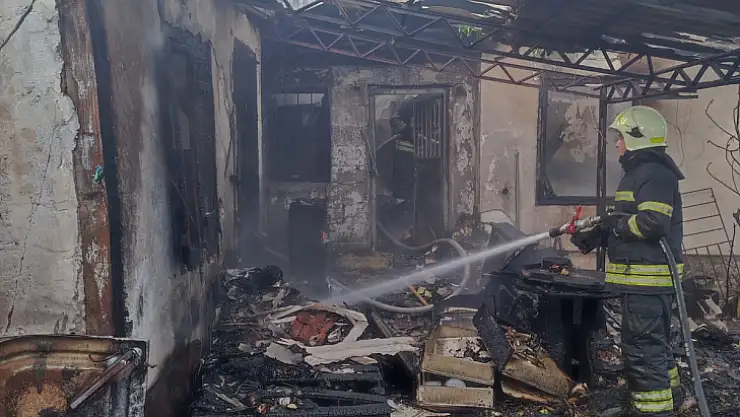 Depo olarak kullanılan ev yandı