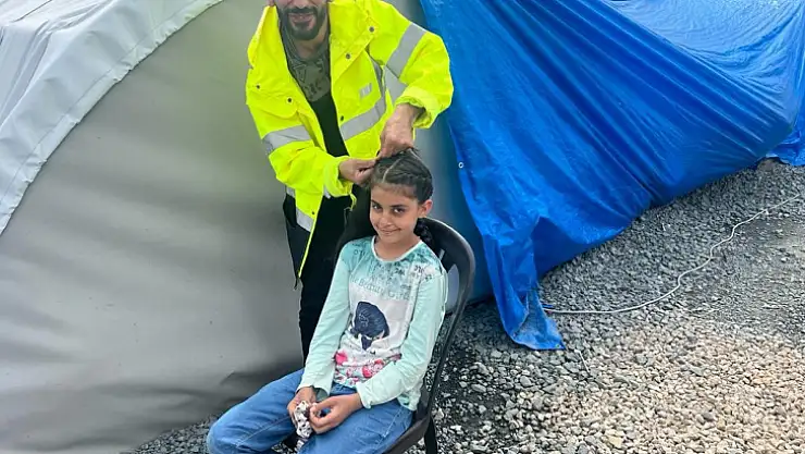 DEPREM BÖLGESİNDE EKİBİYLE ÜCRETSİZ SAÇ KESİP, BAKIM YAPTI