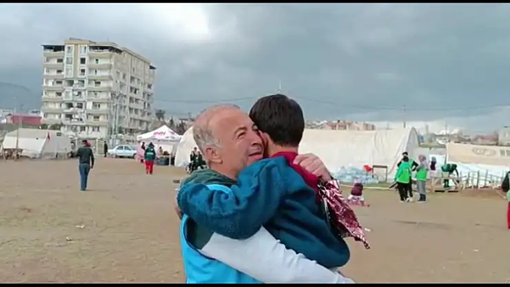 DEPREM BÖLGESİNDE TANIŞTIĞI MİNİK ARDA İLE TEKRAR BULUŞTU DUYGULU ANLAR YAŞANDI