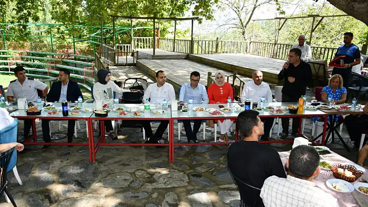 Deprem Bölgesine Atanan Kaymakam'a Veda Yemeği 