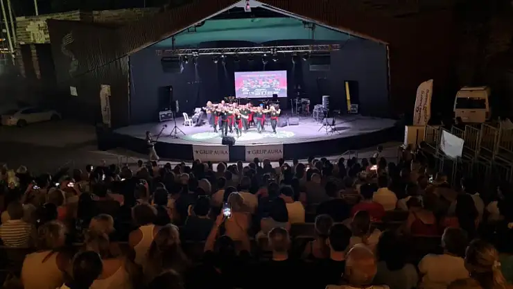 Depremzede çocuklar için söylediler