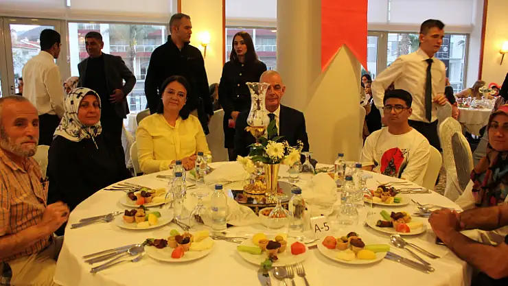 Depremzedeler ile iftarda buluştu