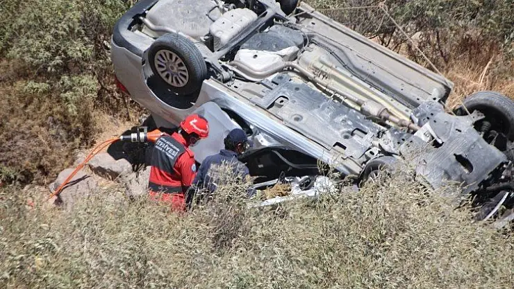 Dereye devrilen otomobildeki kadın yaşamını yitirdi