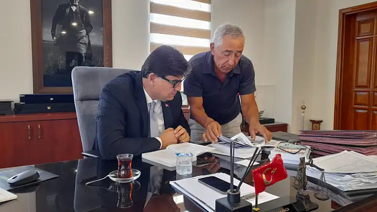  'DESTAN ÇANAKKALE' İSİMLİ KİTABINI KARACA'YA HEDİYE ETTİ