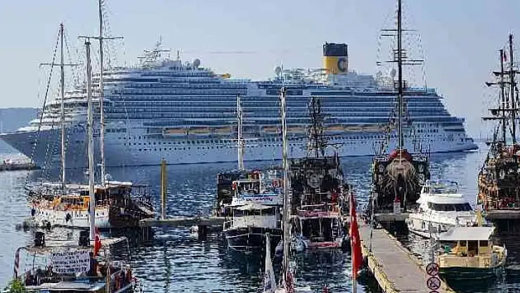 DEV GEMİYİ GÖREN TELEFONA SARILDI