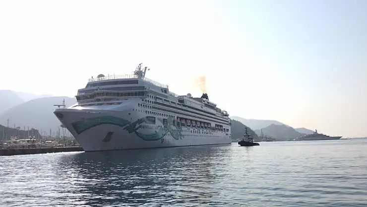 Dev yolcu gemisi limana demir attı