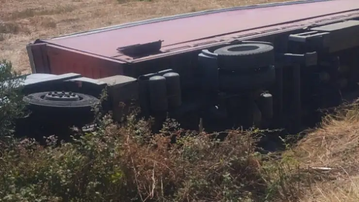 Devrilen tırın sürücüsü yaralandı