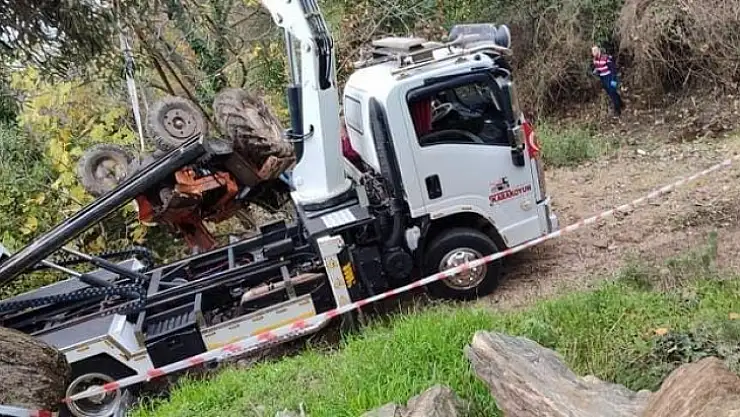 Devrilen traktörün altında kaldı