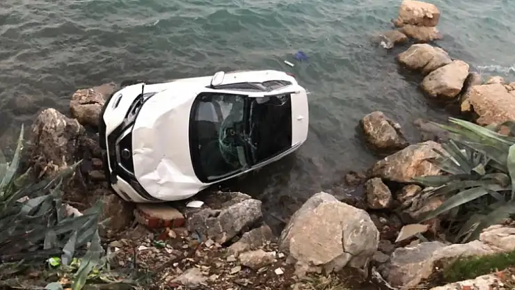 Direksiyon hakimiyeti kaybolan otomobil denize uçtu