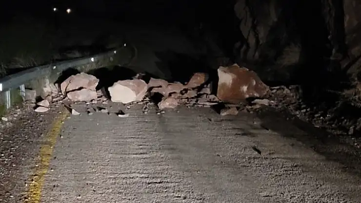 DÜŞEN KAYALAR FARALYA'DA YOLU KAPATTI