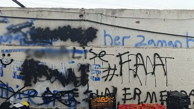 Duvarlara Çirkin Yazılar Yazdılar