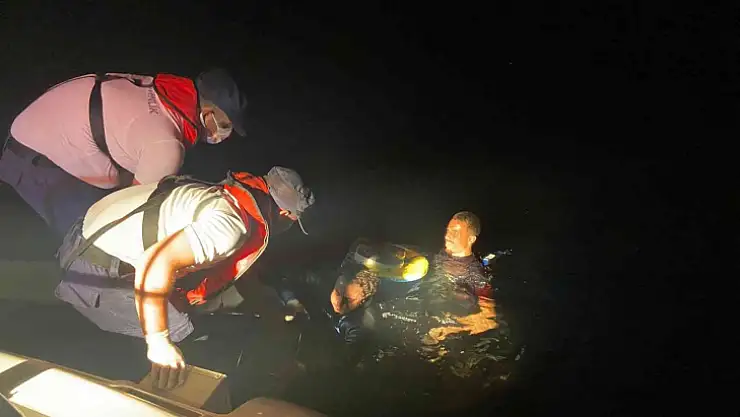 DÜZENSİZ GÖÇMENLER YÜZEREK ADAYA GEÇMEYE ÇALIŞTILAR