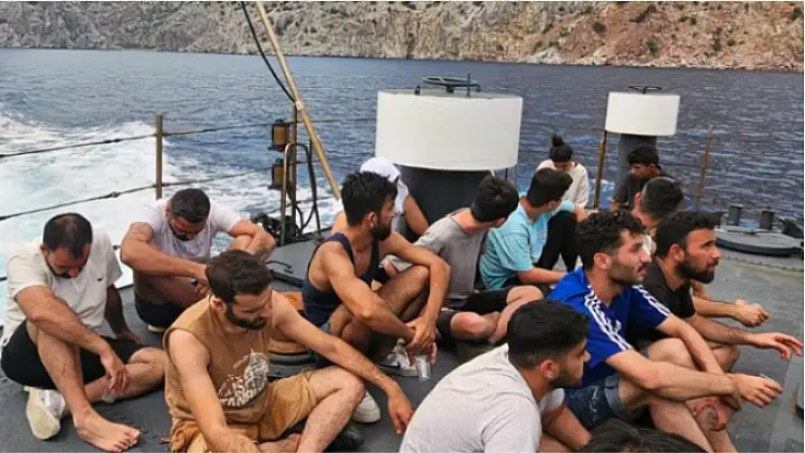 Düzensiz göçmenleri karadan ulaşımı olmayan bölgeye bırakıp gittiler