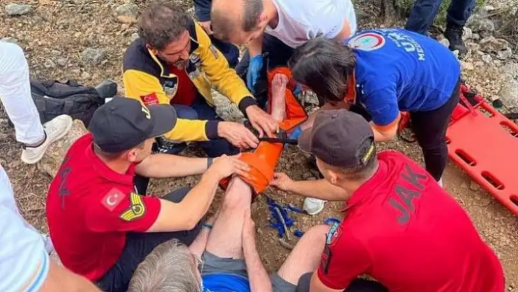 Yaralı turisti iki saat sedye ile taşıdılar