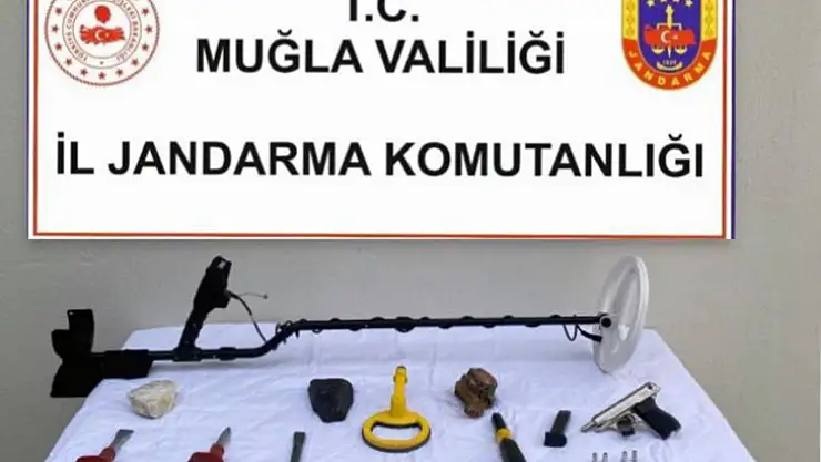 ELİNDEKİ TARİHİ ESERLERİ SATAMADAN YAKALANDI