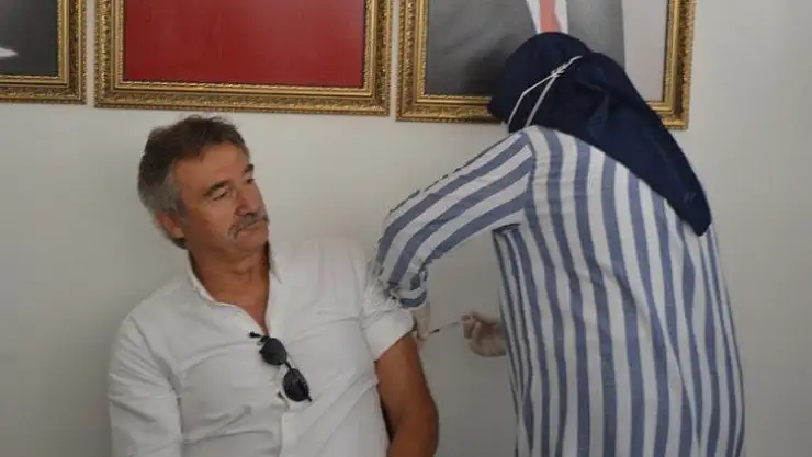 Eski Devlet Bakanı Kürşat Tüzmen vatandaşı aşıya davet etti