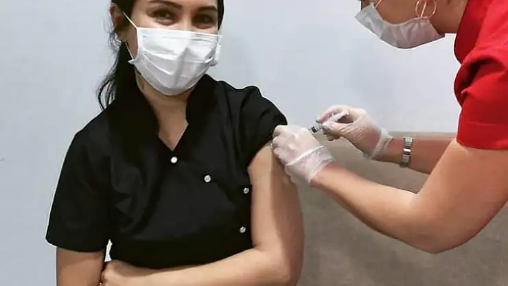 Esnaf Hastanesi çalışanları da aşı oldu