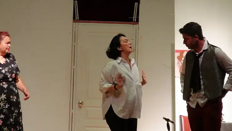 'Eşofmanlı Virüsler' Alkış Topladı