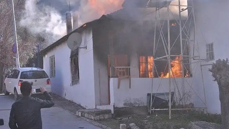 Evde Çıkan Yangın Mahalleliyi Korkuttu