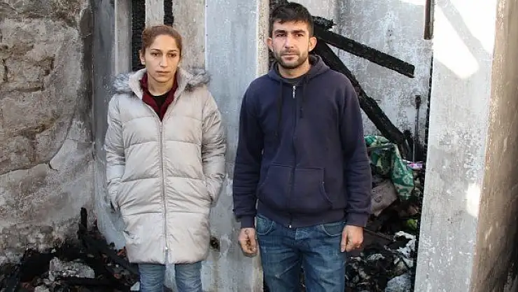 Evleri Yanan  Aile Yardım Bekliyor