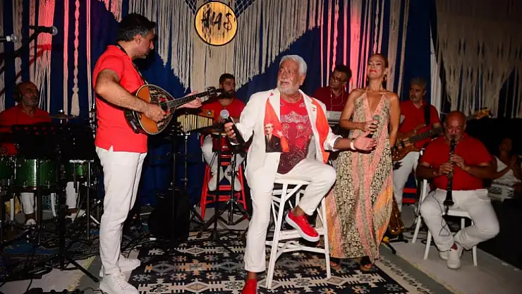 Fedon ve orkestrası sahneye kırmızı beyaz renklerle çıktı