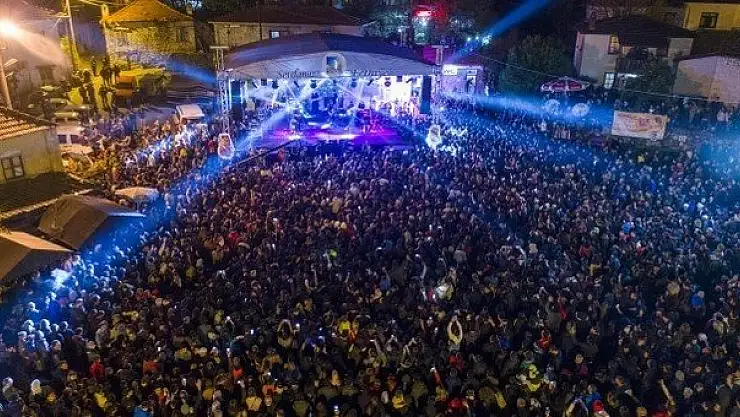 FESTİVALE ONBİNLER AKIN ETTİ