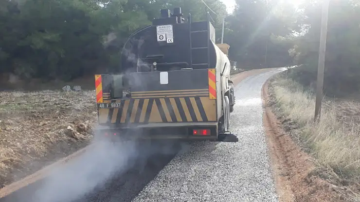Fethiye Belediyesi asfalt kaplama çalışmalarını sürdürüyor