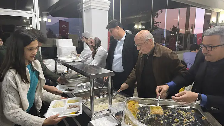 Fethiye Belediyesi'nden günde 2000 kişiye yemek dağıtımı